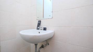 Studio | Kamar mandi | Shower, handuk, sabun, dan sampo