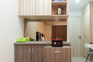 Private kitchen - Simply Look And Cozy Studio At De Prima Apartment (Medan)