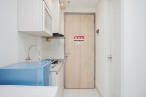 Private kitchen - Homey Studio Room At Akasa Pure Living Bsd Apartment (South Tangerang)