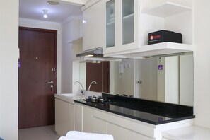Enjoy cooking in this fully equipped kitchen with a range, sink, and ample storage.