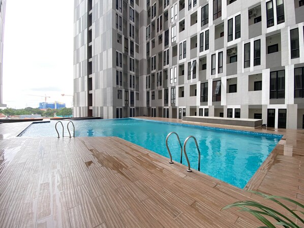 Una piscina al aire libre