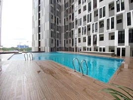 Una piscina al aire libre