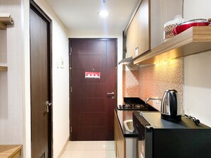 Studio | Private kitchen | Fridge, stovetop, rice cooker - Simply Look Studio At Grand Dhika City Apartment (Bekasi)