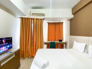 Studio | Desk, free WiFi - Simply Look Studio At Grand Dhika City Apartment (Bekasi)
