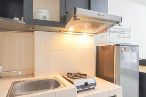 Private kitchen - Cozy Living Studio Room At Sunter Park View Apartment (Jakarta)