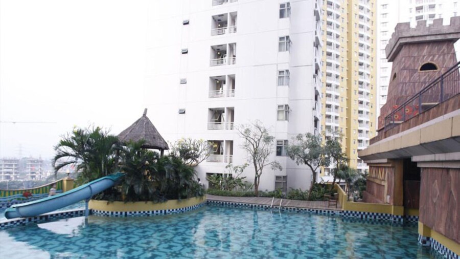 Modern Look And Homey 2Br At Great Western Resort Apartment