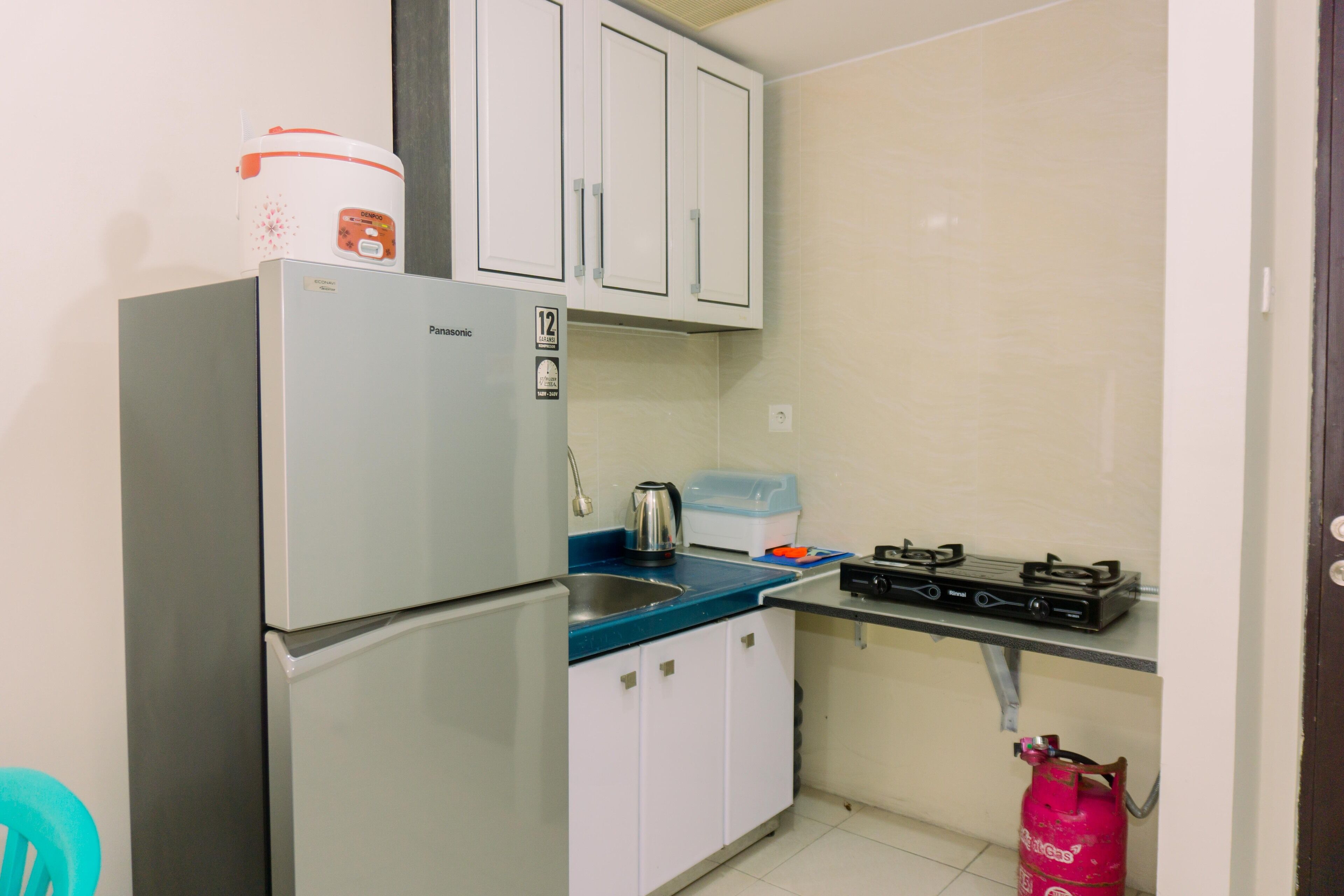 Apartamento | Cozinha privada | Geladeira, cooktop, panela elétrica de arroz, mesas de jantar