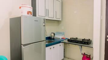 Apartamento | Cozinha privada | Geladeira, cooktop, panela elétrica de arroz, mesas de jantar