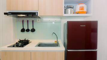 Estudio | Cocina privada | Refrigerador, parrilla de estufa y arrocera