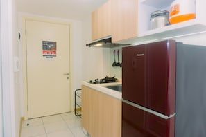 Estudio | Cocina privada | Refrigerador, parrilla de estufa y arrocera 