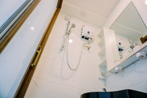 Studio | Badezimmer | Dusche, Handtücher, Seife, Shampoo