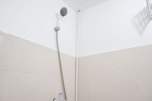 Monolocale | Bagno | Doccia, asciugamani, sapone, shampoo