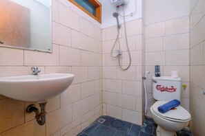 Estudio | Baño | Regadera, toallas, jabón, shampoo 
