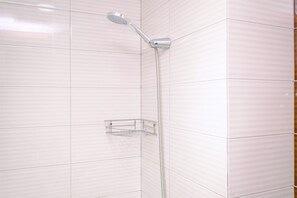 Studio | Badezimmer | Dusche, Handtücher, Seife, Shampoo