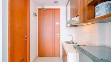 Monolocale | Cucina privata | Frigorifero, piano cottura, risottiera