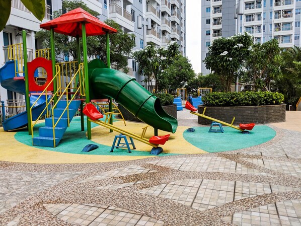 Children's play area - outdoor - Enchanting Luxurious 2Br Apartment At Tanglin Supermall Mansion (Surabaya)