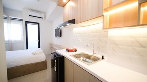 Studio | Eget kjøkken | Kjøleskap, kokeplater og riskoker