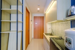 Private kitchen - Elegant Studio At Evenciio Margonda Apartment (Depok)