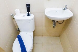 Appartement | Badkamer | Een douche, handdoeken, zeep, shampoo