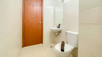 Apartment | Bathroom | Shower, towels, soap, shampoo