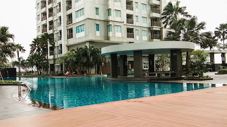 Una piscina al aire libre