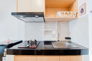 Estudio | Cocina privada | Frigorífico, placa de cocina y arrocera