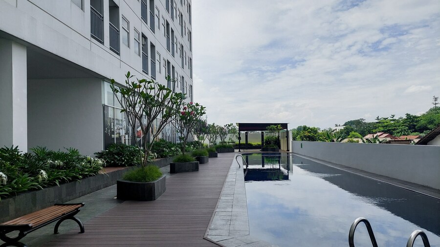 ミニマリストで戦略的なスタジオサーポンガーデンアパートメント