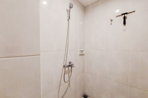 Estudio | Baño | Ducha, toallas, jabón y champú