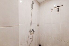 Stúdíóíbúð | Baðherbergi | Sturta, handklæði, sápa, sjampó