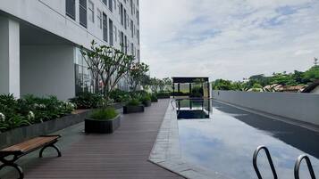 Una piscina al aire libre