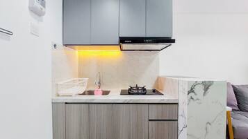 Apartamento | Cocina privada | Frigorífico, microondas, placa de cocina y arrocera