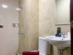 Ducha, toallas, jabón, shampoo