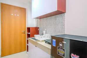 Studio | Private kitchen | Fridge, stovetop, rice cooker - Minimalist And Classic Studio At Evenciio Margonda Apartment (Depok)