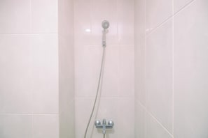 Studiolejlighed | Badeværelse | Bruser, håndklæder, Sæbe, Shampoo