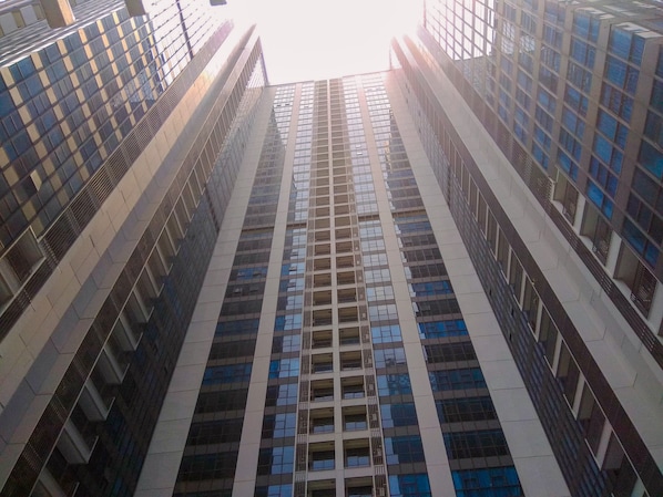 Un immeuble de grande hauteur, doté de nombreux étages, de grandes fenêtres et d’une architecture moderne.