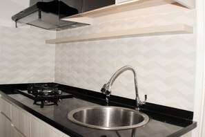 Private kitchen - Comfort Living 3Br At Springlake Summarecon Bekasi Apartment (Bekasi)