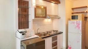 Eine moderne Küche mit integriertem Mikrowellenherd, Toaster und Spüle.