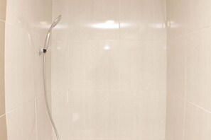 Apartemen | Kamar mandi | Shower, handuk, sabun, dan sampo