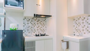 Une cuisine moderne équipée d’un four à micro-ondes, d’une cuisinière et d’un réfrigérateur.