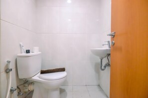 Studio | Bathroom - Relaxing Studio At 21Th Floor Evenciio Margonda Apartment (Depok)