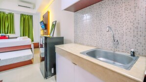 Private kitchen - Relaxing Studio At 21Th Floor Evenciio Margonda Apartment (Depok)