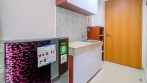 Private kitchen - Relaxing Studio At 21Th Floor Evenciio Margonda Apartment (Depok)
