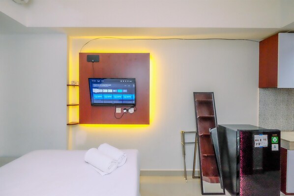 Desk - Relaxing Studio At 21Th Floor Evenciio Margonda Apartment (Depok)