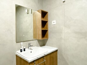 Studio | Bathroom | Shower, towels, soap, shampoo - Cozy Studio High Floor Pollux Chadstone Apartment (Cikarang)