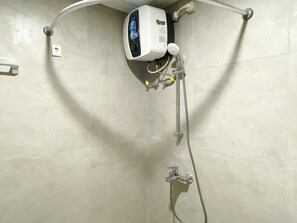 Studio | Bathroom | Shower, towels, soap, shampoo - Cozy Studio High Floor Pollux Chadstone Apartment (Cikarang)