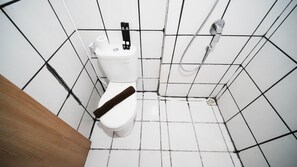 Studio | Bathroom | Shower, towels, soap, shampoo