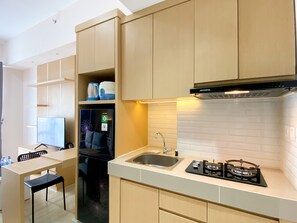 Studio | Eget kjøkken | Kjøleskap, kokeplater, riskoker og spisebord