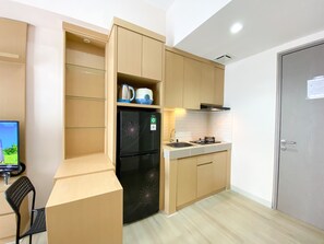 Studio | Private kitchen | Fridge, stovetop, rice cooker, dining tables