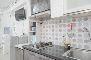 Private kitchen - Cozy And Tidy Studio At Bassura City Apartment (Jakarta)
