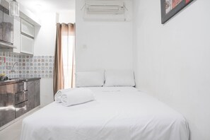 Room - Cozy And Tidy Studio At Bassura City Apartment (Jakarta)